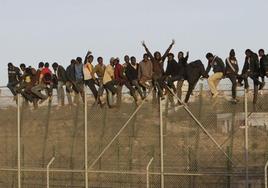 Rechazados un centenar de marroquíes que intentaron saltar la valla de Melilla
