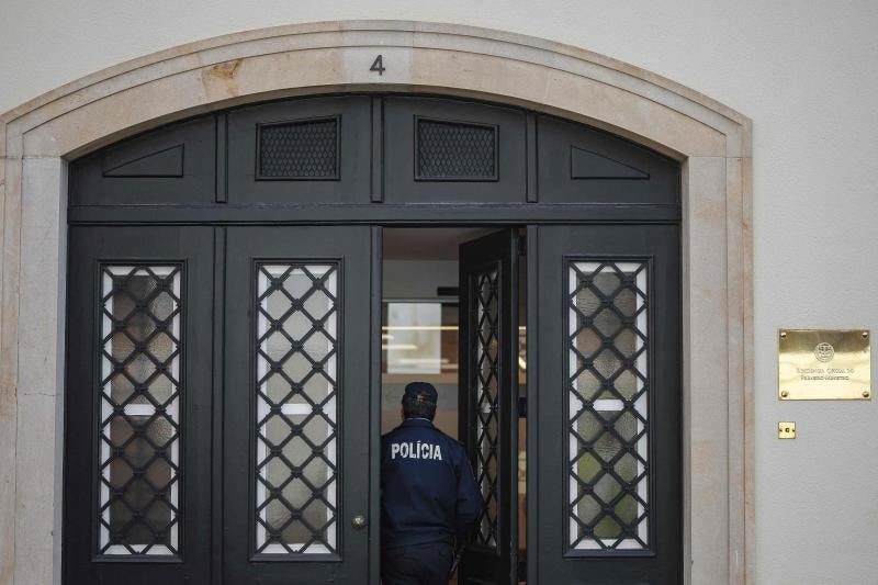 Un policía entra en la residencia oficial del primer ministro portugués.