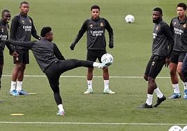 Vinicius golpea la pelota durante el entrenamiento del Real Madrid de este martes.