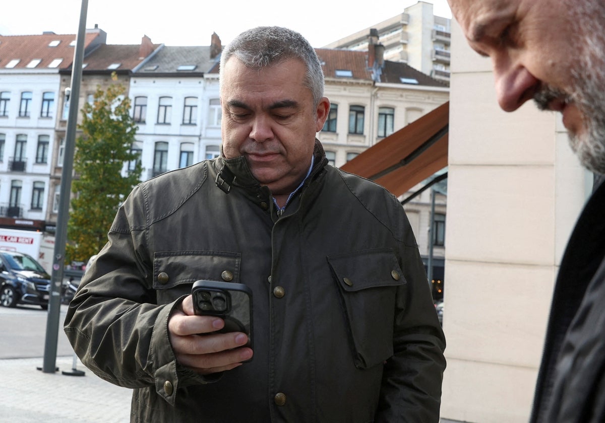 El número tres del PSOE, Santos Cerdán, ayer a las puertas del hotel en el que se aloja en Bruselas.