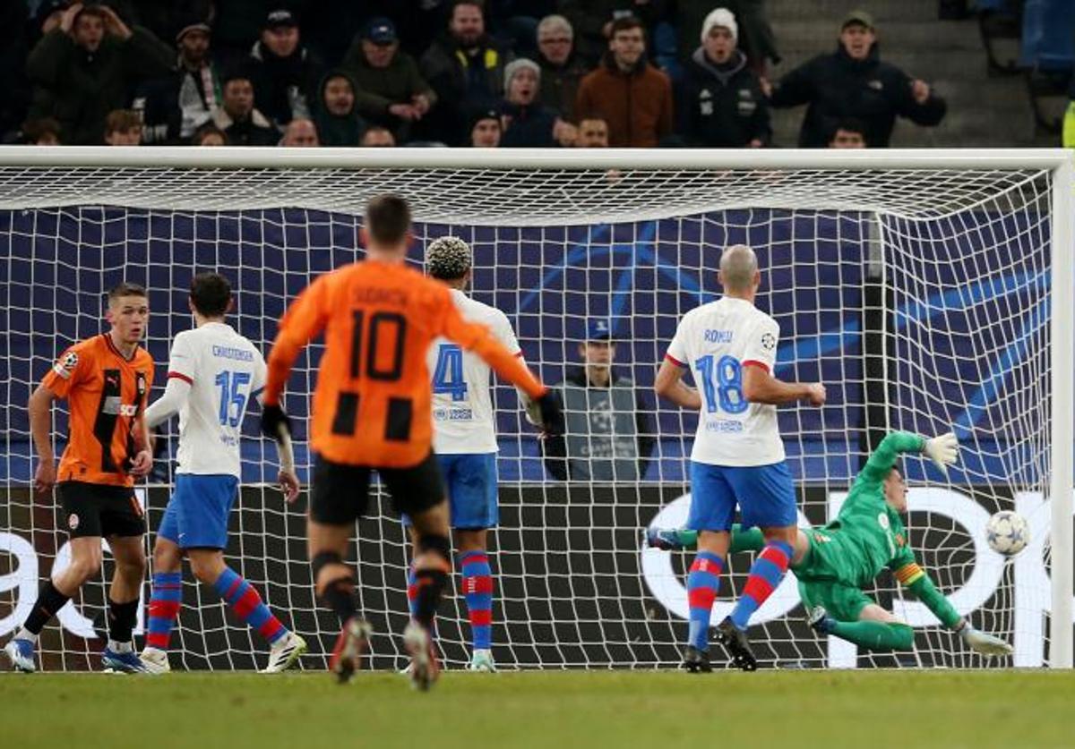 Ter Stegen y la zaga del Barça, superados en el gol del Shakhtar.