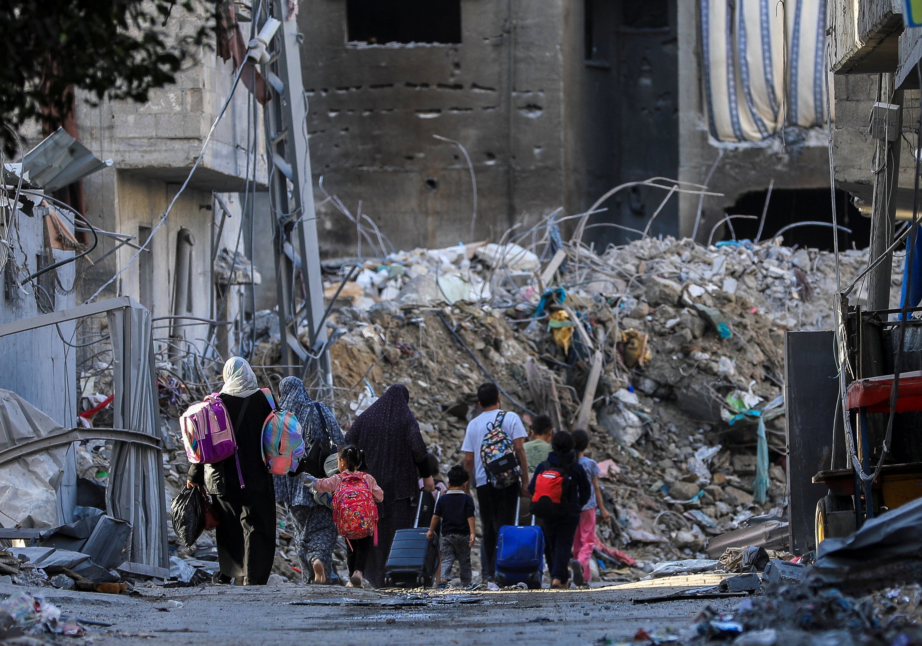 Ciudadanos de Gaza buscan refugio y huyen de los bombardeos.