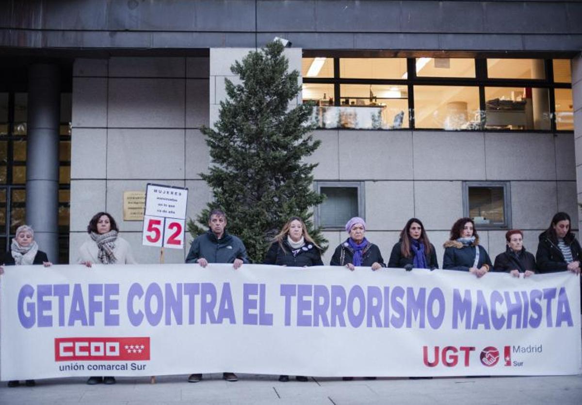 Minuto de silencio por la víctima de violencia de género asesinada en Getafe.