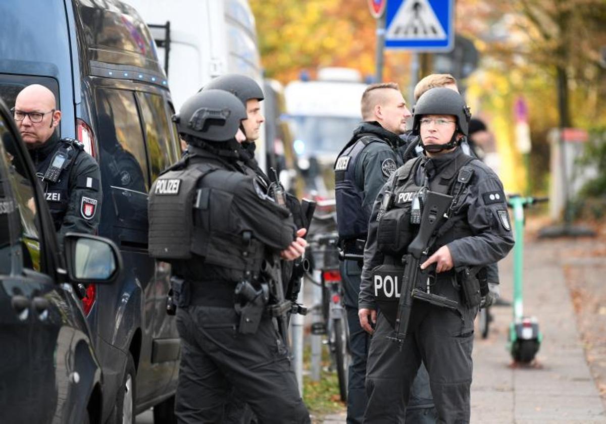 Agentes fuertemente armados frente al colegio de Hamburgo donde se han producido los hechos.