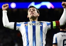 Mikel Oyarzabal celebra un gol ante el Benfica.