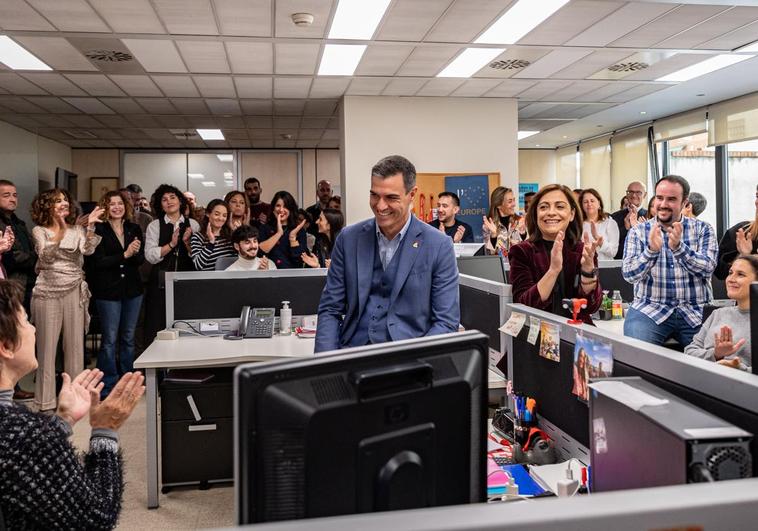 Pedro Sánchez en una imagen del vídeo con los trabajores de Ferraz