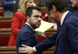 Pere Aragonés se cruza con Salvador Illa en el Parlament.