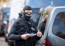 La policía custodia las afueras de una escuela en el distrito Blankenese de Hamburgo.