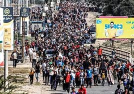 Miles de ciudadanos abandonan la Franja por uno de los corredores autorizados por Israel.