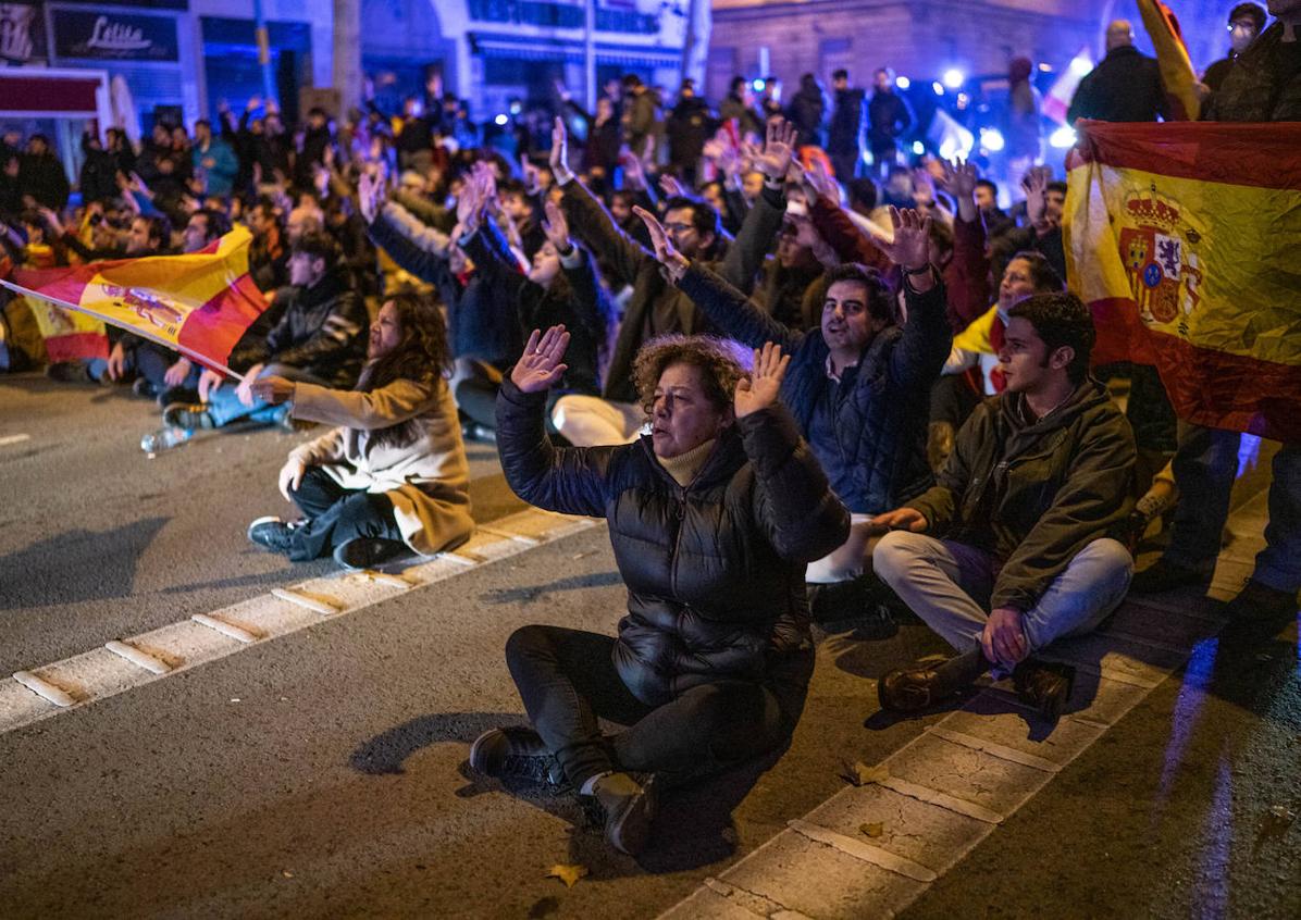 Imagen secundaria 1 - En las imágenes superior e inferior, varias de las pancartas y carteles que exhibieron los manifestantes; en la foto intermedia, un grupo de personas realizó una sentada pacífica al final de la protesta desvinculándose de los incidentes protagonizados por varios ultras y radicales 