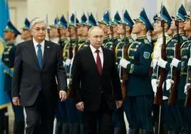 El presidente ruso, Vladímir Putin, y su homólogo kazajo, Kassym-Jomart Tokayev, pasan revista a la guardia de honor durante una ceremonia de bienvenida en Astana.