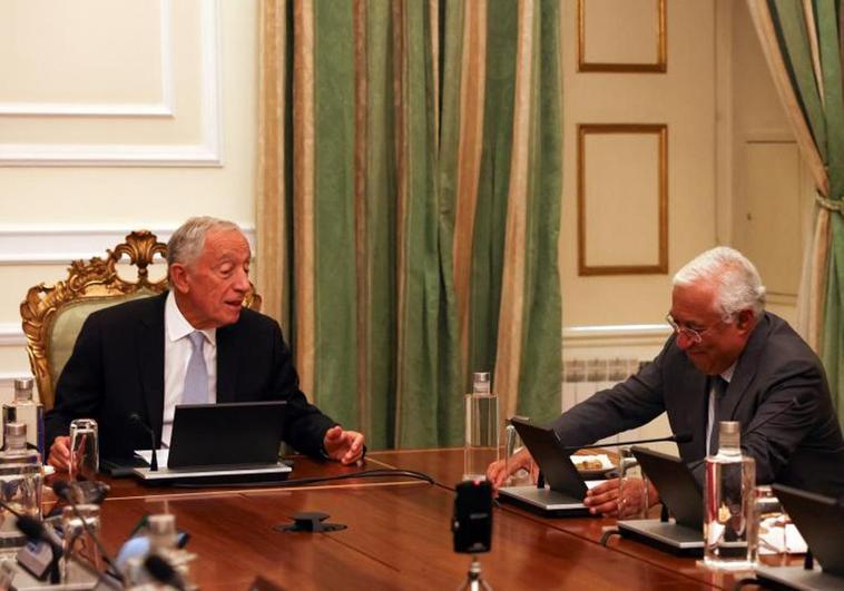 El presidente portugués, Marcelo Rebelo de Sousa, y el dimitido primer ministro, António Costa, durante el Consejo de Estado celebrado este jueves.