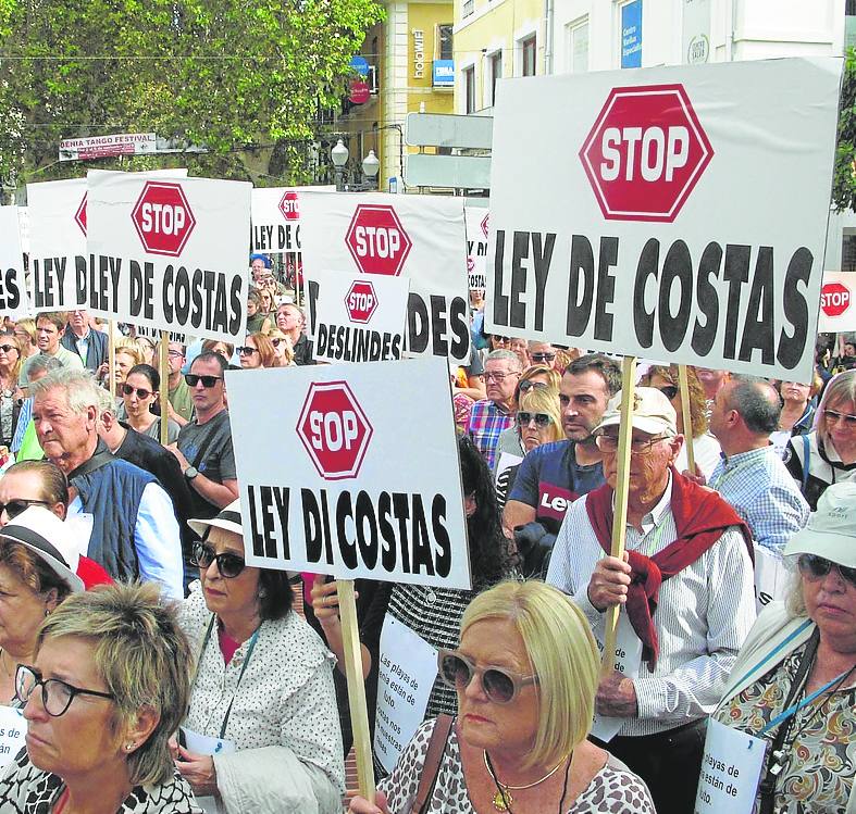 Centenares de personas protestaron la semana pasada en Dénia contra la Ley de Costas.