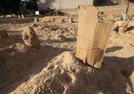 Tumbas improvisadas en el cementerio de Deir el-Balah, en el centro de la Franja de Gaza.