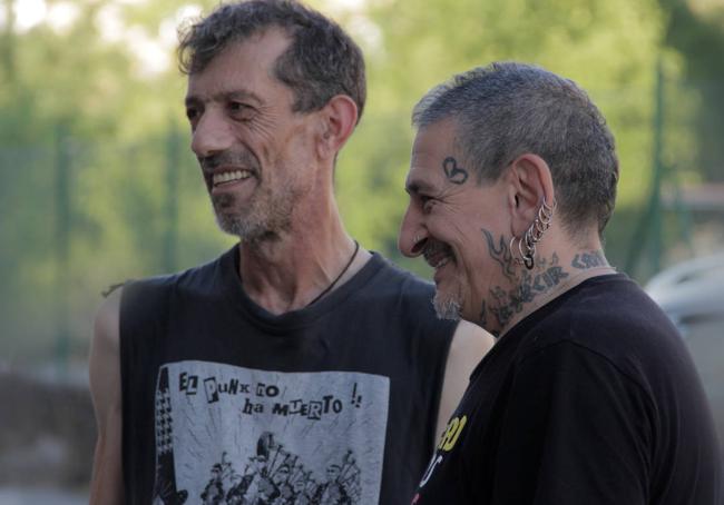 Manolo Kabezabolo y Evaristo Páramos, de La Polla Records, en el documental.