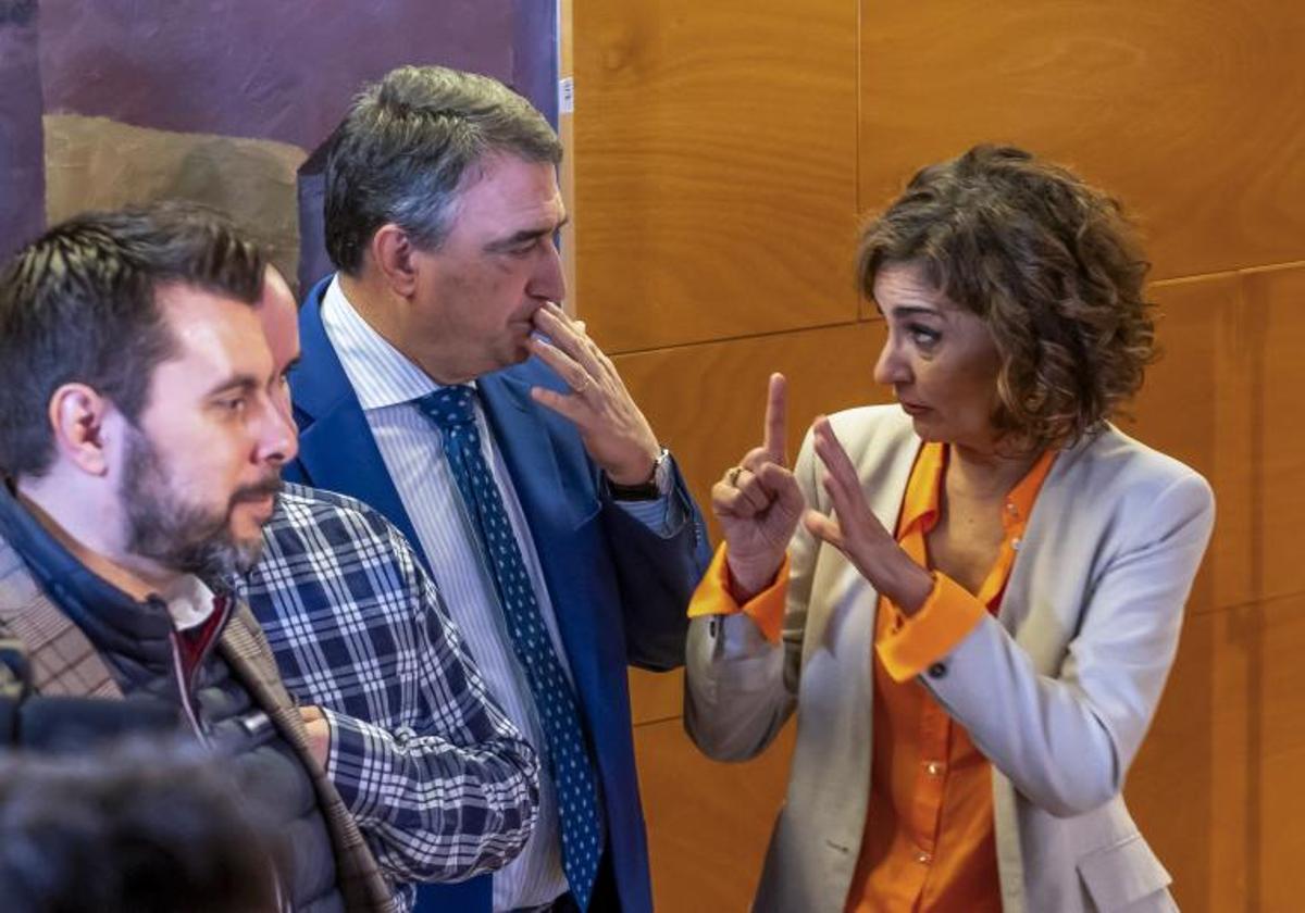 La vicesecretaria general del PSOE, María Jesús Montero y el portavoz parlamentario del PNV, Aitor Esteban, durante la firma del acuerdo