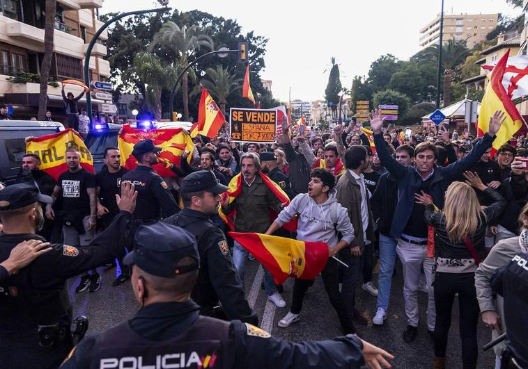 Varias personas protestan el viernes frente a la sede de la Subdelegación del Gobierno en Málaga donde el presidente Pedro Sánchez se reunía con su homólogo alemán, Olaf Scholz.