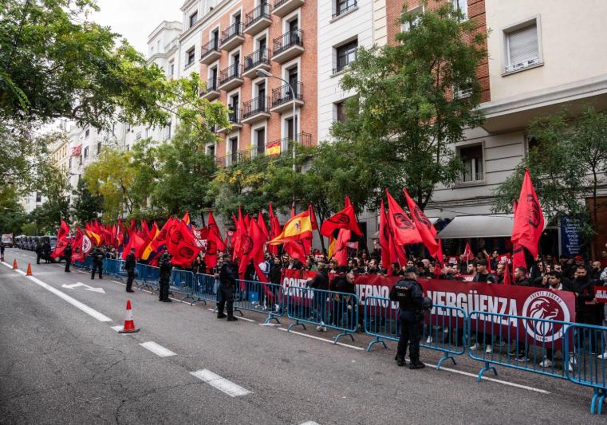 Imagen principal - Imagenes de la manifestación hoy en Ferraz.