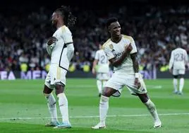Vinicius y Camavinga celebran la goleada del Real Madrid ante el Valencia