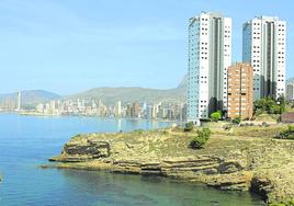 Las dos torres que se han de demoler en Punta Llisera.