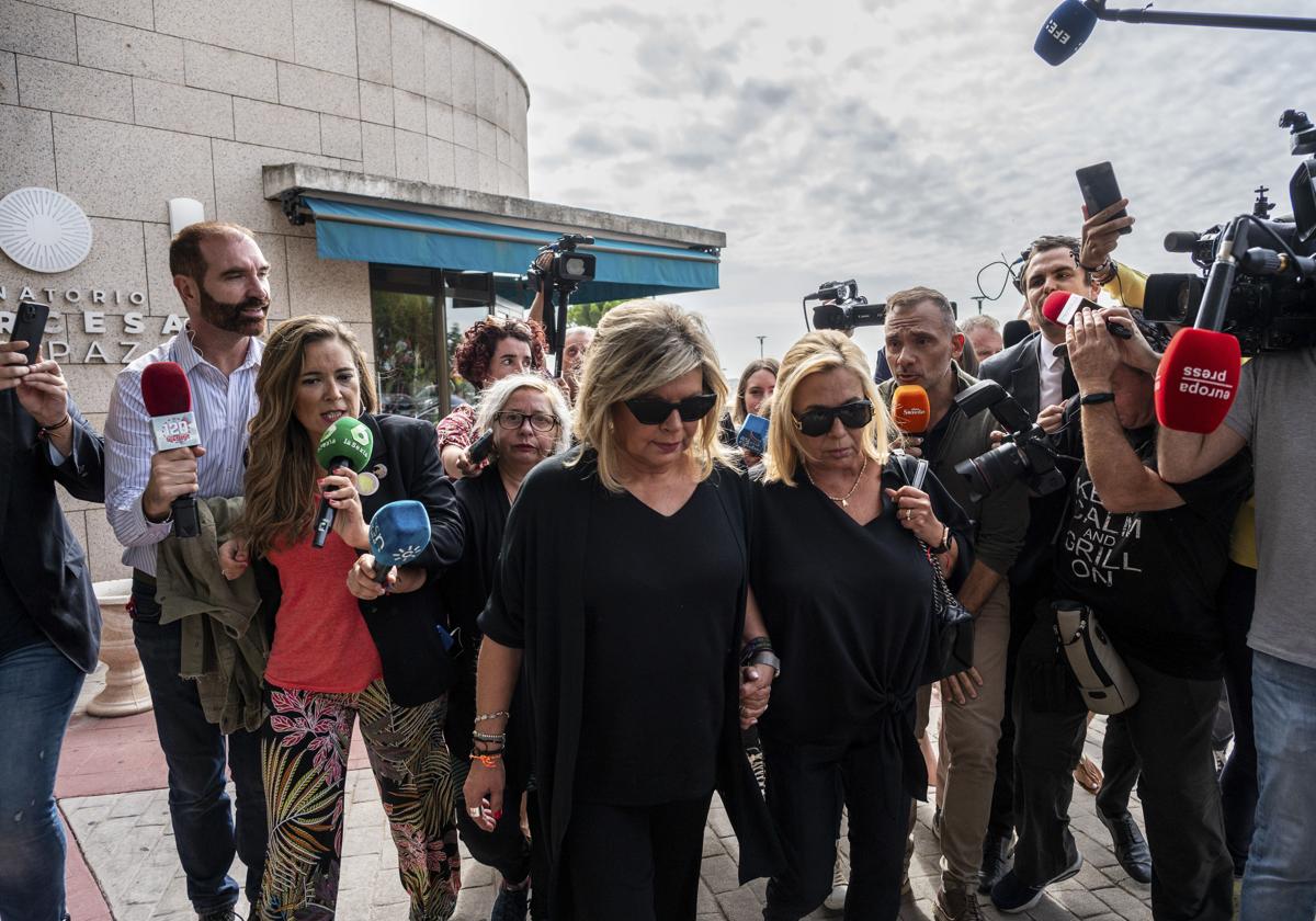 Terelu Campos y Carmen Borrego en la capilla ardiente de su madre.