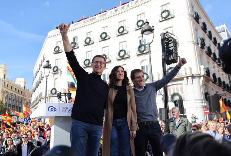 El líder del PP Alberto Núñez-Feijóo junto a la presidenta de la Comunidad de Madrid, Isabel Díaz Ayuso, y el alcalde de Madrid, José Luis Martínez-Almeida.