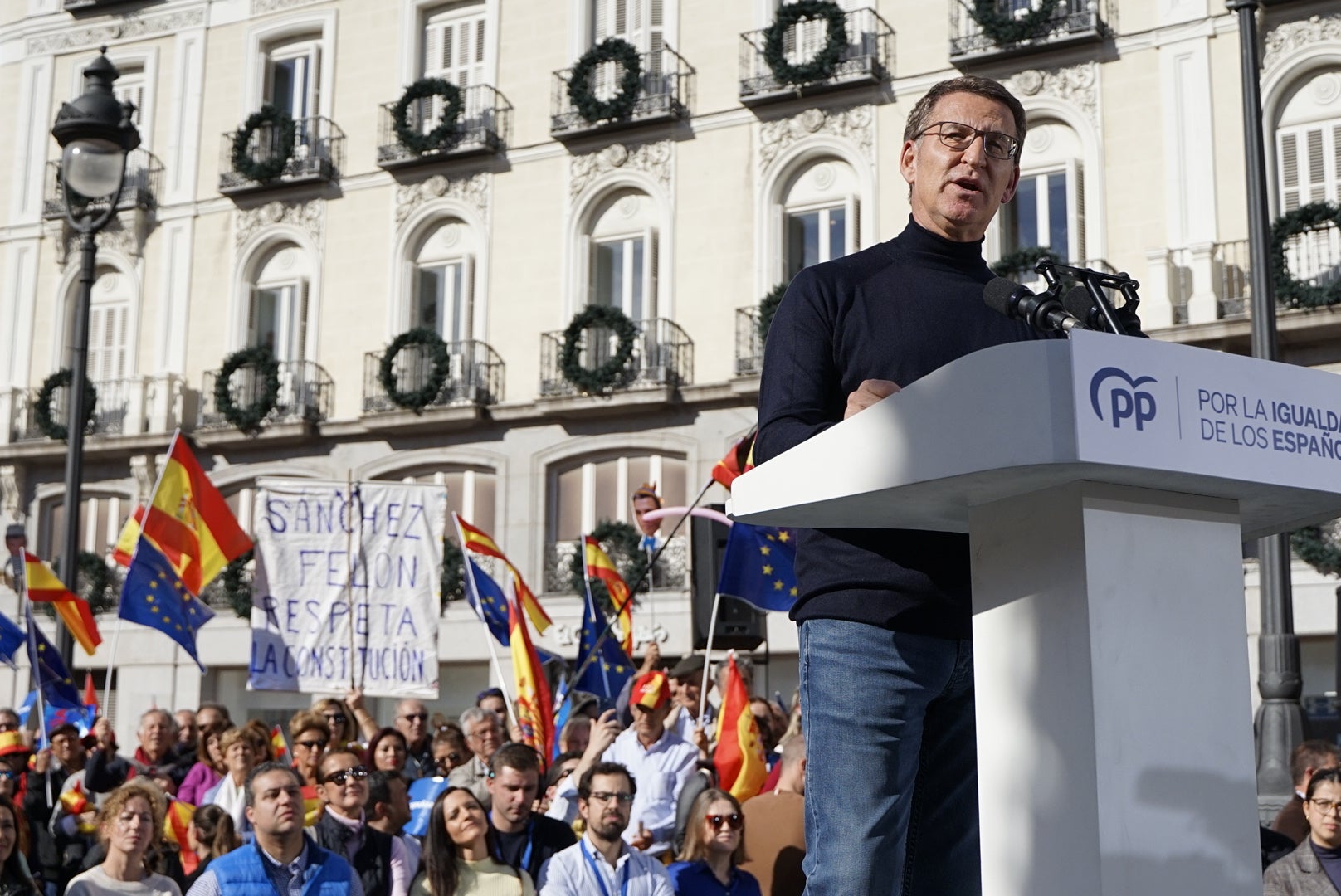 El líder del PP, Alberto Núñez Feijoo, en la Puerta del Sol.