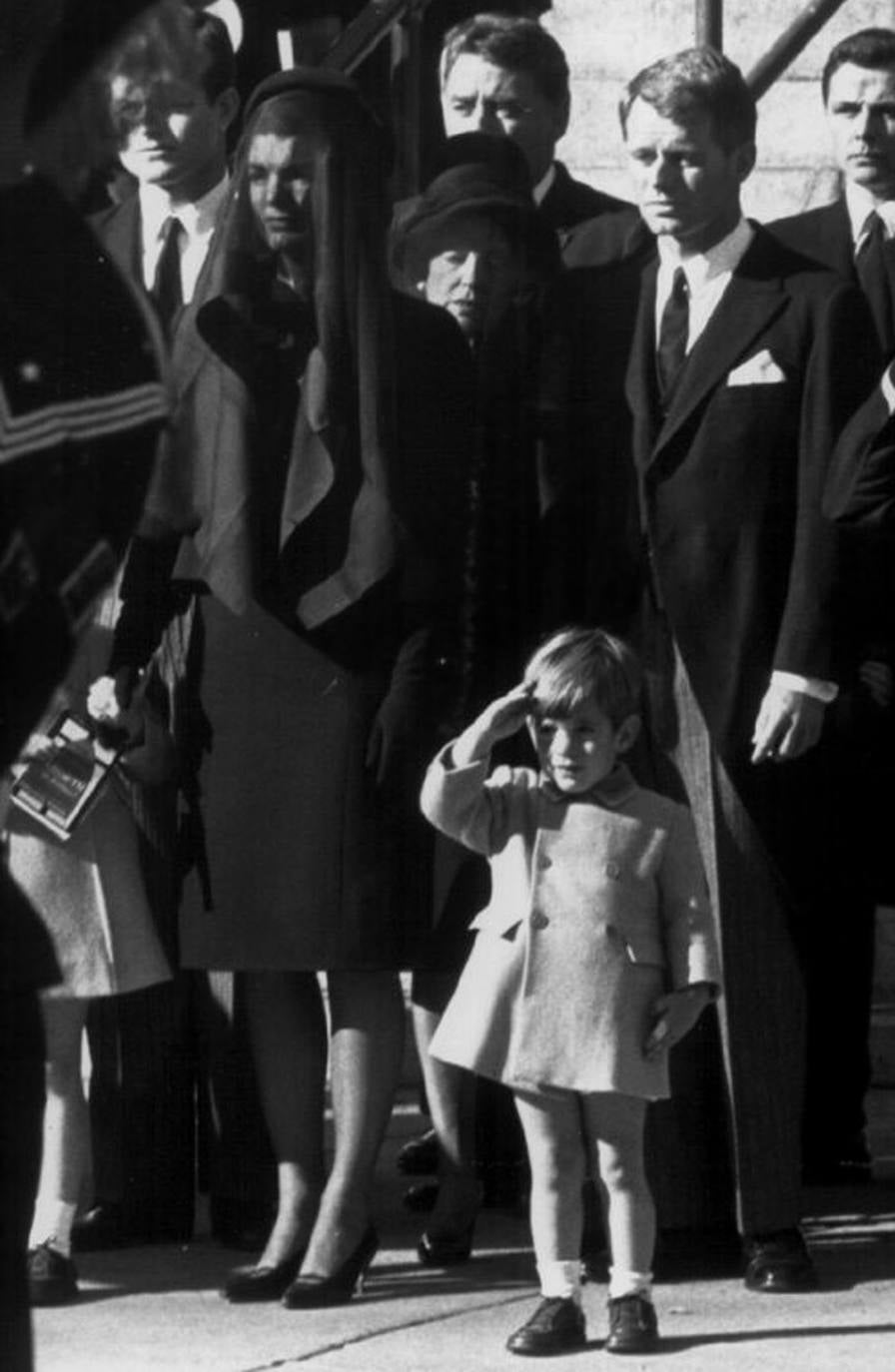 El pequeño John, de 3 años, despide a su padre en a los pies de la catedral de San Mateo.