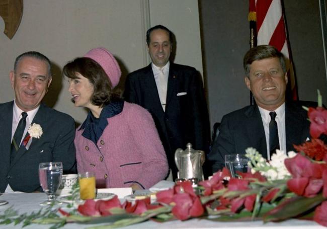 John F. Kennedy y su esposa, Jackie, en un desayuno en Fort Worth horas antes de que el presidente fuera asesinado.