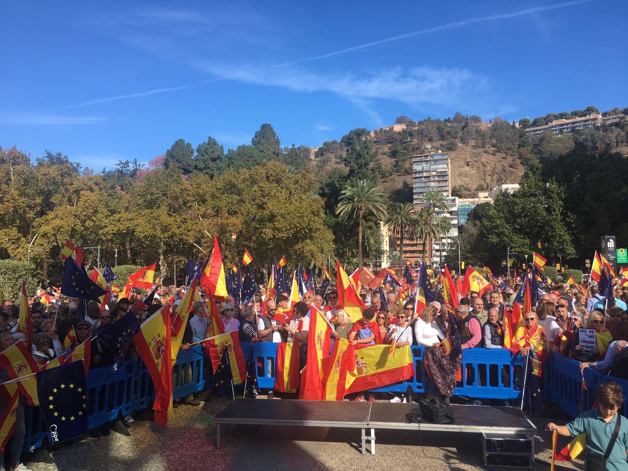 Los malagueños se concentran junto al cubo del Museo Pompidou para protestar contra la amnistía.