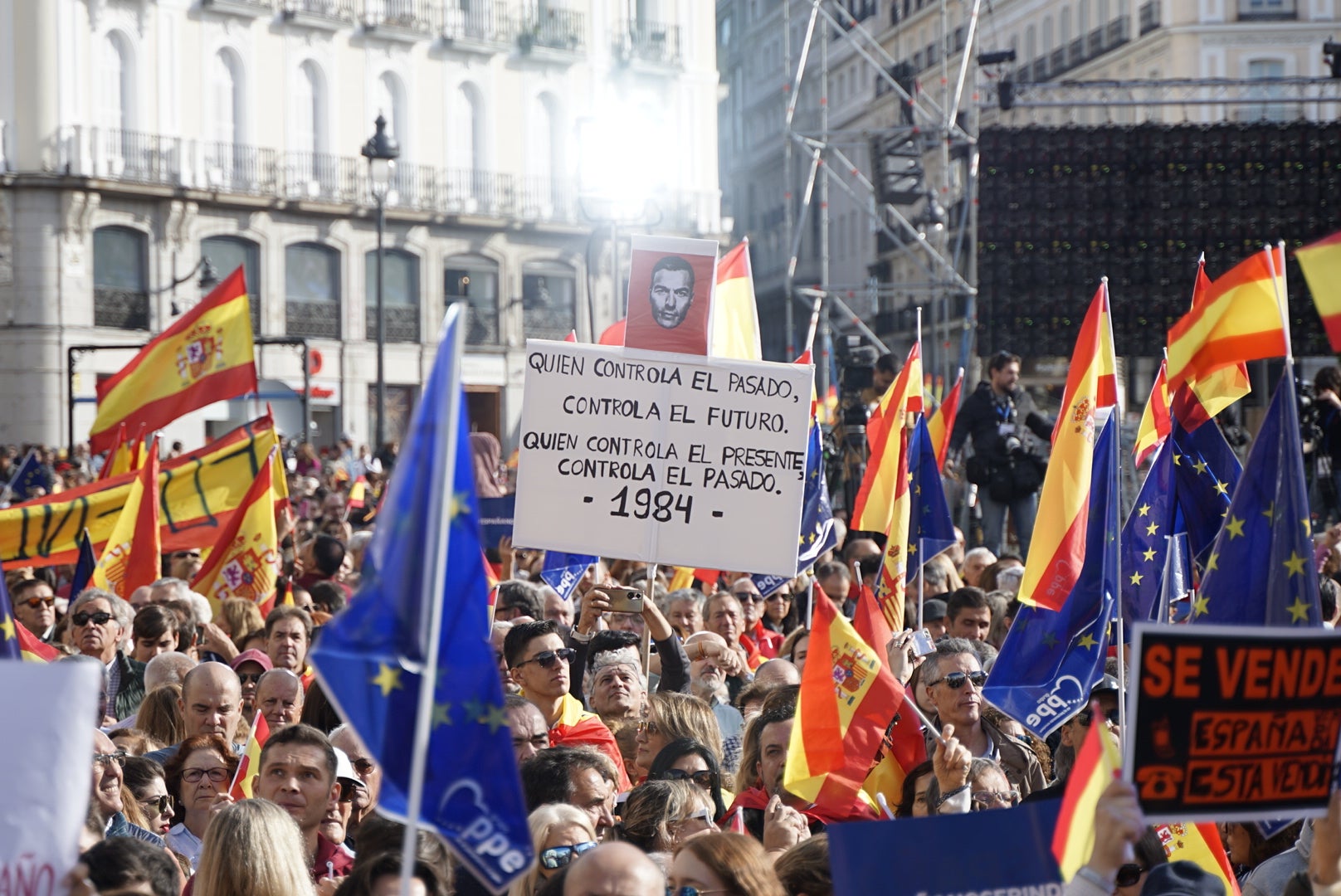 Carteles contra el pacto PSOE-Junts para la investidura.