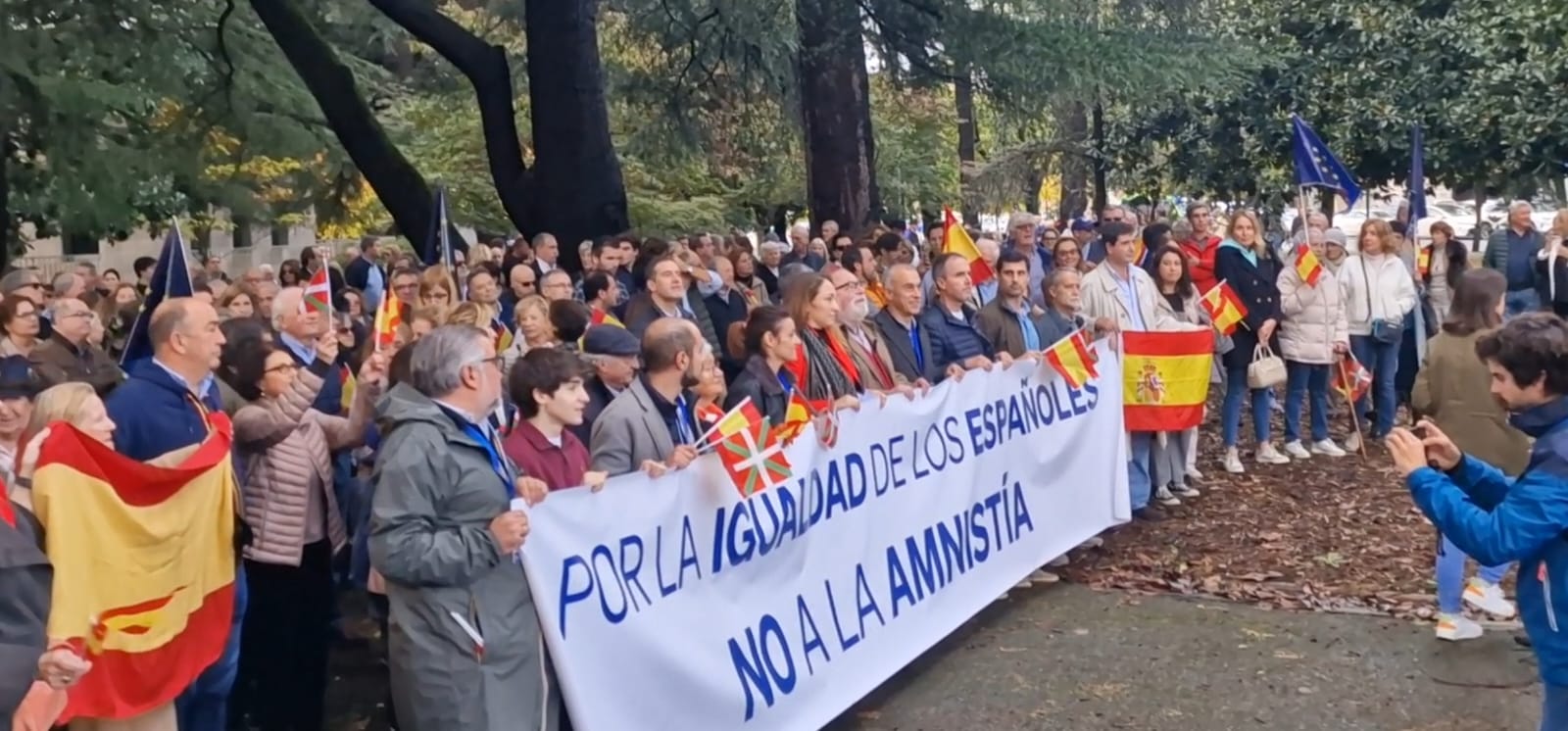 Más de 500 personas han acudido a la Plaza Pío XII de San Sebastián este mediodía para protestar «en un ambiente tranquilo».