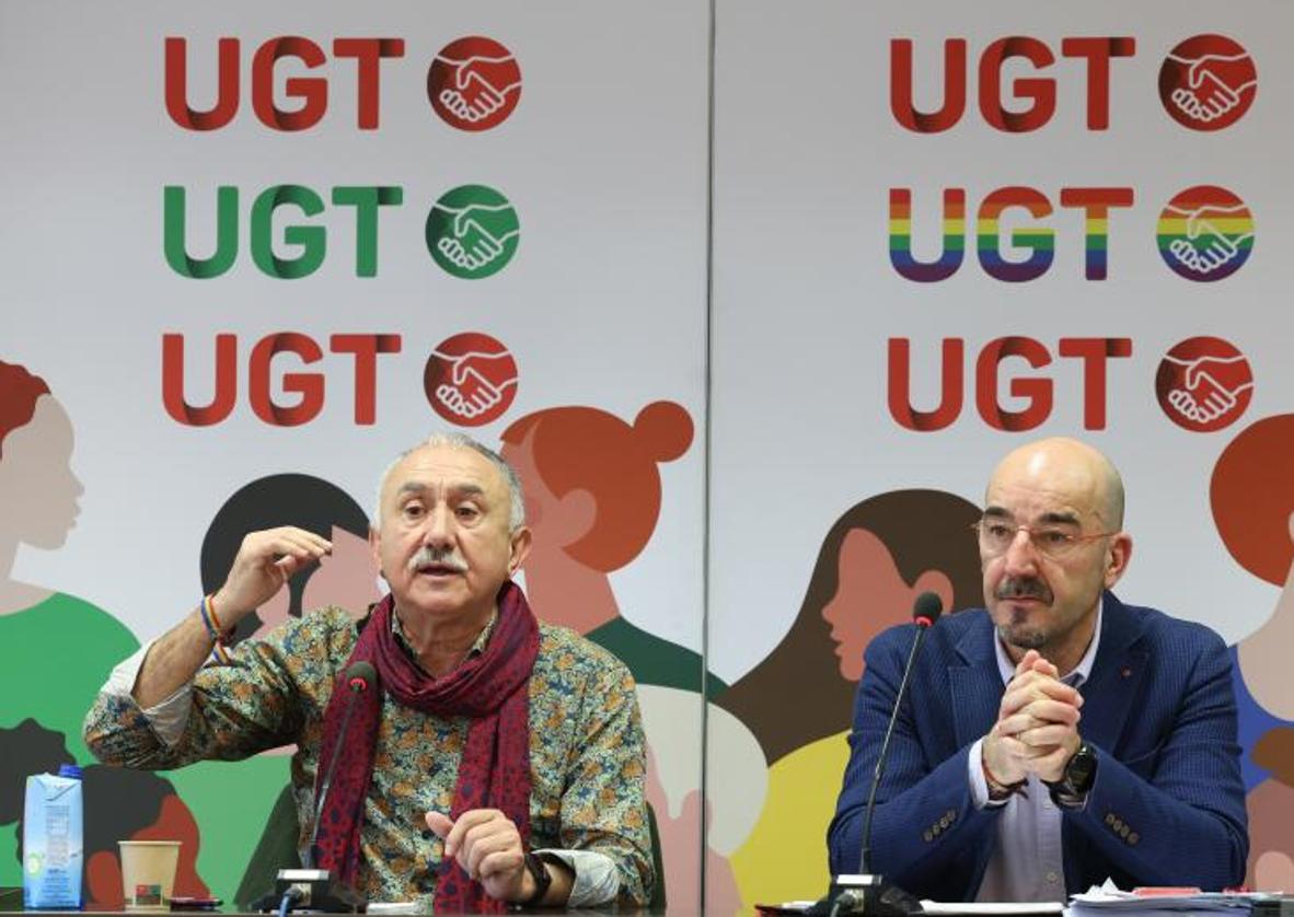 El secretario general de UGT, Pepe Álvarez (i), y el vicesecretario general de Política Sindical, Fernando Luján (d).