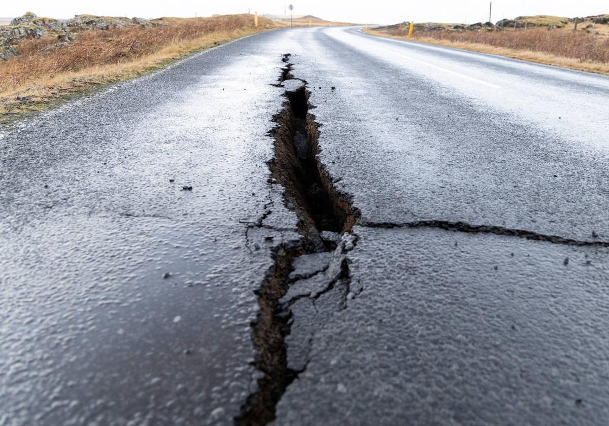 Una grieta atraviesa la carretera de acceso a Grindavík, la localidad evacuada.