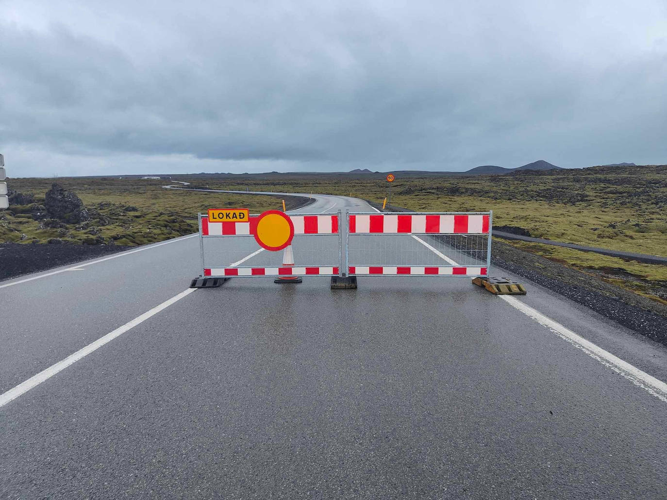 Una carretera cortada por la actividad sísmica.