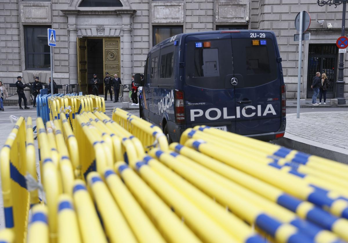 Varias vallas colocadas a las puertas del Congreso de los Diputados, este lunes.