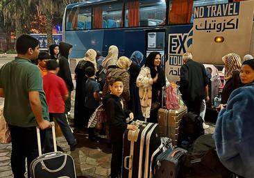 Los hispanopalestinos evacuados de Gaza llegan a El Cairo: «Es una alegría no oír bombas en 22 horas»