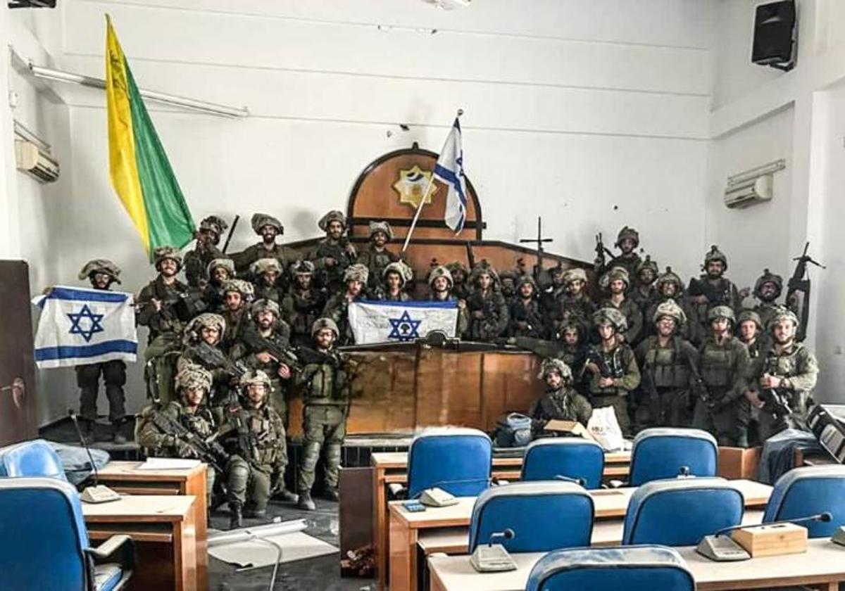 Soldados de la Brigada Golani se fotografían en el Parlamento de Gaza.