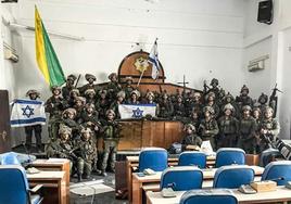 Soldados de la Brigada Golani se fotografían en el Parlamento de Gaza.