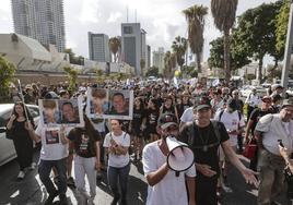 Familiares y amigos de los secuestrados por Hamás exigen su liberación.