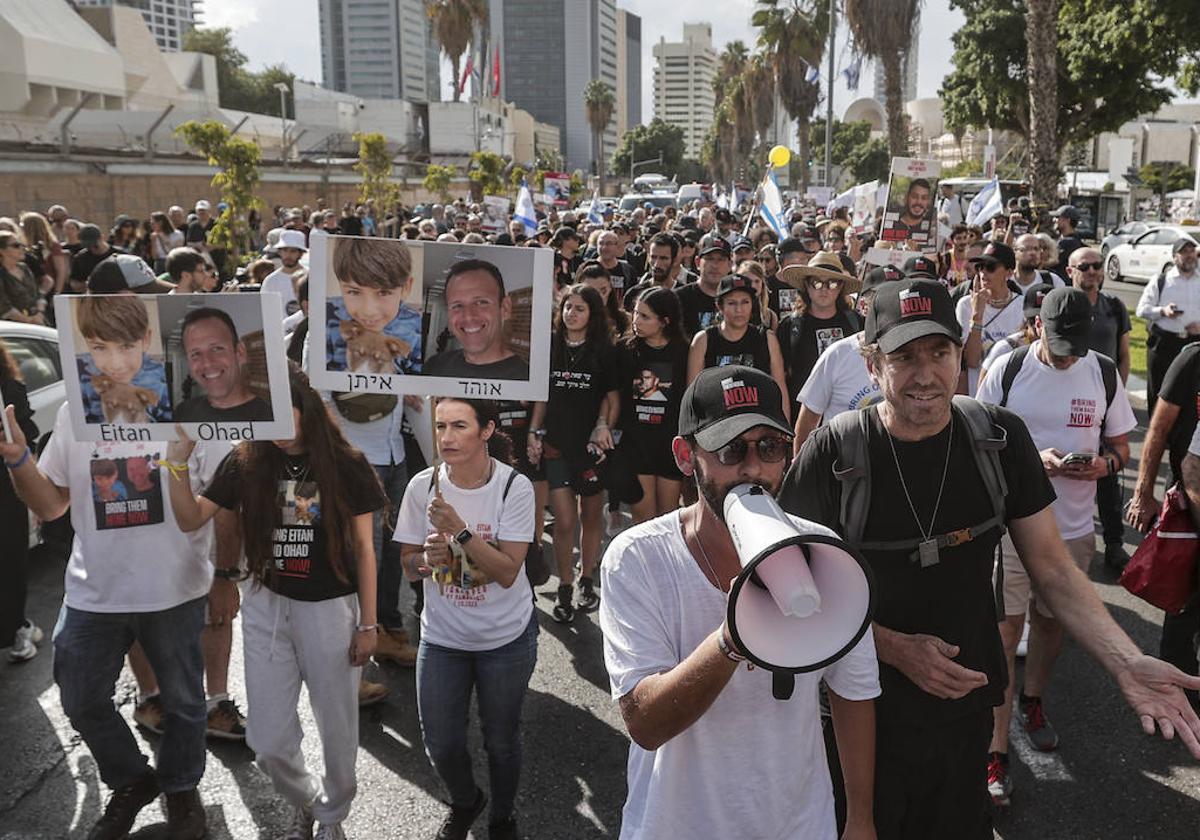 Familiares y amigos de los secuestrados por Hamás exigen su liberación.