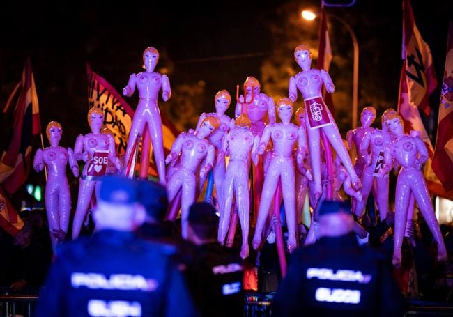 Several protesters with inflatable dolls and flags in front of the police officers who were guarding Ferraz this Monday.