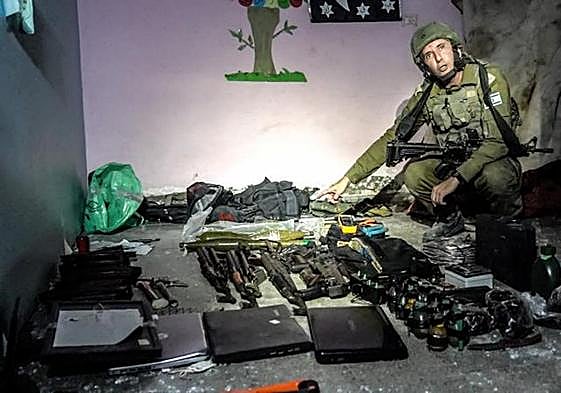 El portavoz del ejército israelí, Daniel Hagari, muestra el hallazgo bajo el hospital pediátrico Rantisi, en Gaza.