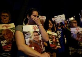 Familiares de los secuestrados por Hamás, durante un acto público en Israel.