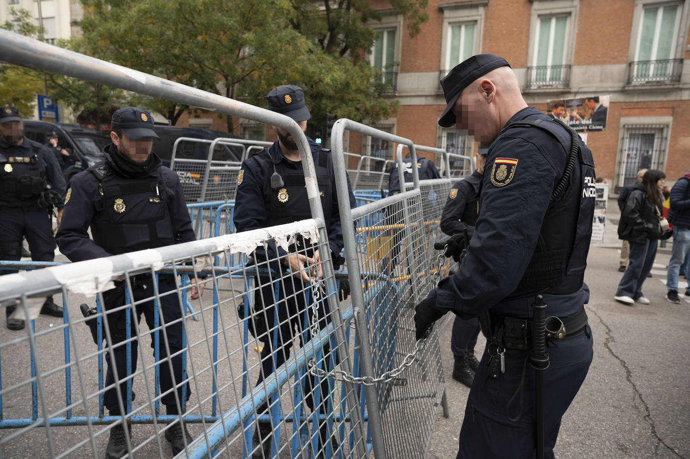 Policías desplegados en los alrededores del Congreso de los Diputados con motivo de la celebración del primer día del debate de investidura del líder del PSOE, Pedro Sánchez.