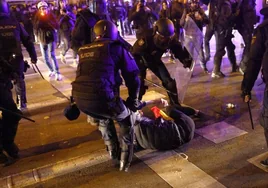 Varios policías detienen a un hombre durante la concentración contra la Amnistía, este miércoles en la madrileña calle Ferraz
