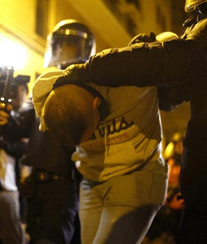 Imagen secundaria 2 - Varios momentos de los enfrentamientos este miércoles entre los agentes antidisturbios y los manifestantes en Ferraz.