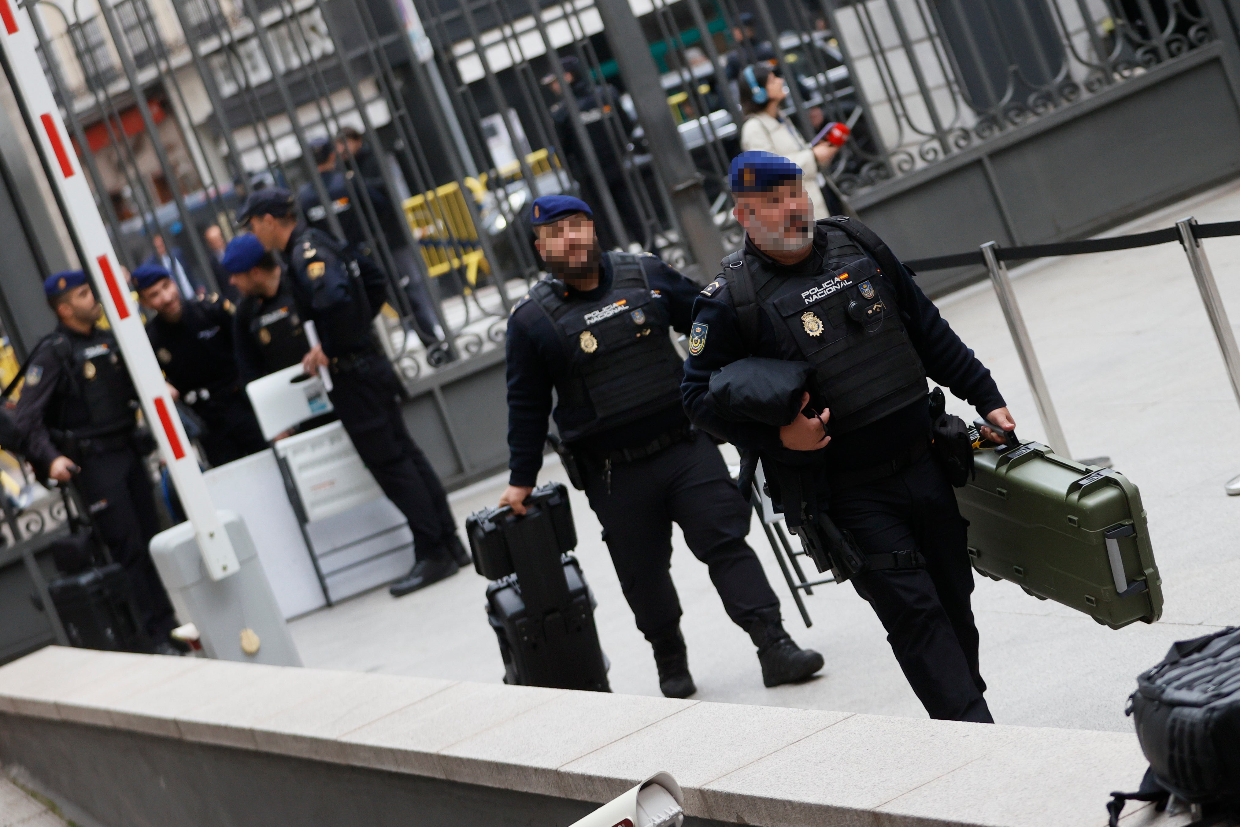 Dos policías equipados acceden al recinto del Congreso de los Diputados.