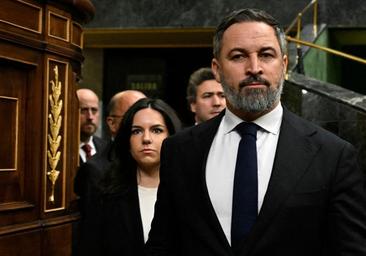 Abascal acusa a Sánchez de intentar «subvertir el orden constitucional» y «preparar un golpe»