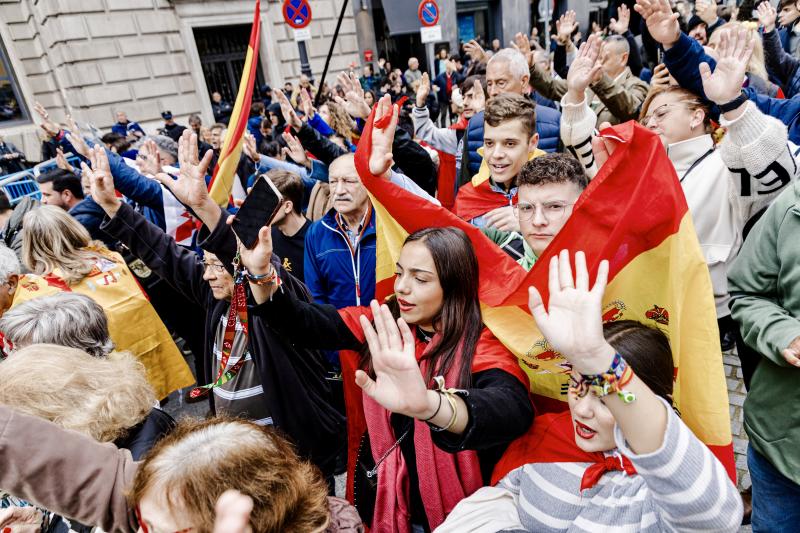 Jóvenes durante una concentración contra la investidura de Pedro Sánchez.